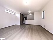 【同社施工例】ワイドな開口部から光を招き、明るく開放的なリビング・ダイニング