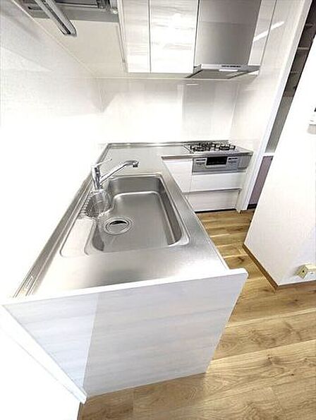 キッチン背面には、カップボードが付いています。家電がたっぷり置けるカウンターに、収納力豊富な吊り収納付きです。