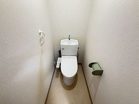 ウォシュレット機能付きトイレです♪タオルリングやペーパーホルダーも完備です♪