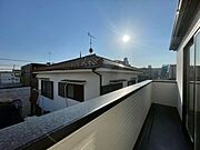 視線が抜ける気持ちの良い眺望。朝の光や夕暮れの景色を楽しめる贅沢なひととき。