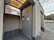不在時でも荷物を非対面で受け取れる宅配ボックスを完備。再配達の手配が不要となり、共働き世帯や外出の多い方の利便性を高める便利な設備です。
