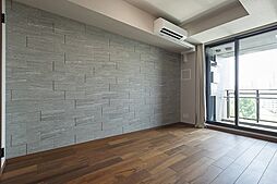 広さにゆとりがあり、主寝室としても使いやすい約6.4帖の洋室。南西側のバルコニーに面する掃き出し窓から、明るい陽光が注ぎ込みます。
