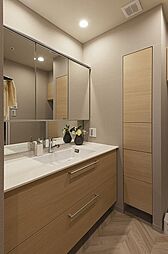 三面鏡付きの洗面化粧台を採用しています。鏡裏やボウル下に、洗面用具や洗剤類を収納可能です。サイドに設置したキャビネットは、リネン庫としてもご利用いただけます。