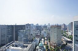 28階部分に位置しており、住戸から開放的な景色を望むことができます。晴天時には、眼前に広がる気持ちのよい青空をご堪能いただけます。