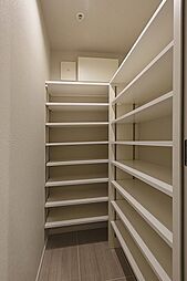 玄関には靴のまま出入り可能なSICを設けています。可動棚を備えているので、お好みの高さに調整可能。靴やアウトドア用品、レイングッズなどを収納することができます。