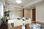 LDKに隣接する洋室の引き戸を開放することで、一体利用が可能。22帖の広々空間として活用できます。ご家族構成やライフスタイルによって、個室やリビングの一部として使い分けが可能です。