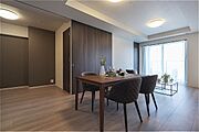 ナチュラルな内装が印象的なLDK。2025年12月、内装リフォーム実施済の綺麗なお部屋で、新生活を気持ち良くスタートすることができます。