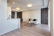 落ち着いた色味でコーディネートした穏やかな雰囲気のLDK。足元から身体を温められる床暖房付きです。ペット飼育可能です(細則有)。
