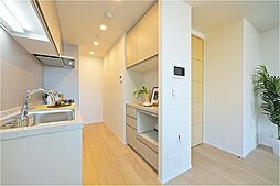 背面にカップボードがあり、食器・調理器具・カトラリーなどをスッキリと収納していただけます。(2026年1月 システムキッチン交換、カップボード取付 他)