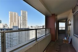 地上48階地下1階建の14階部分に位置し、全居室バルコニーに面した住まい。屋根があるので、少しの雨では洗濯物が濡れにくいです。物干し金物を備えています。