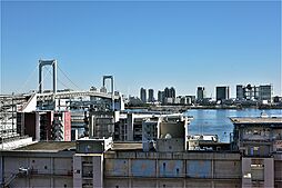 目の前に視界を遮る高い建物がなく、高層階ならではの開放的な眺めが広がります。晴れた日にはレインボーブリッジを望みながら贅沢な時間が過ごせます。