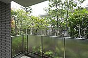南西向きで陽当たり良好なバルコニーです。周囲には豊かな植栽があり、四季折々の緑を身近に感じられます。