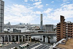 目の前の視界を遮る大きな建物が隣接していないため、ゆったりとした眺望を楽しむことができます。レインボーブリッジを望めます(天候による)。※眺望は将来に渡って保証するものではありません。