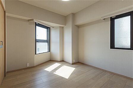 約5.0帖の広さの洋室です。2面採光で陽当りを確保しやすいです。心地良い空間で、ゆったりと過ごすことができます。