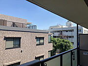 地上5階建の4階部分に位置します。晴れた日は青空を望み、リフレッシュできそうです。※眺望は将来に渡って保証するものではありません。