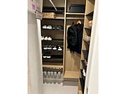 靴を履いたまま出入りができるSICが設けられています。コートをかける機能もプラスされ、外出時の準備がスムーズに行えます。