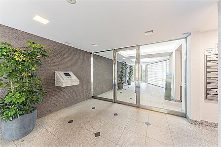 オートロックシステム付きのエントランス。日々の暮らしを安心して過ごせるよう配慮した設計です。