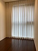 約4.7帖の洋室です。ホワイト×木目調が採用された、ナチュラルな内装デザイン。幅広い家具と調和しやすく、お好みのテイストに合わせたお部屋づくりを楽しめます。