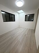 約6.0帖の洋室。窓は腰高窓のため壁面が多く、ベッドや机などの家具が配置しやすいです。