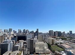 総戸数1093戸の大規模タワーレジデンス。東京メトロ丸ノ内線「新宿御苑前」駅まで徒歩7分など、3沿線3駅利用可能な立地です。※眺望は将来に渡って保証するものではありません。