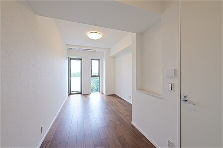 リビングに隣接する、約10.3帖の洋室。居室の中で最も広く、主寝室におすすめです。WICを設けています。