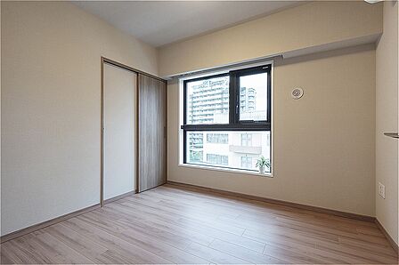 廊下から出入りできる洋室(約5.0帖)。WICがあるため、お部屋に置く収納家具を少なく抑えられ、住空間を有効活用しやすいです。