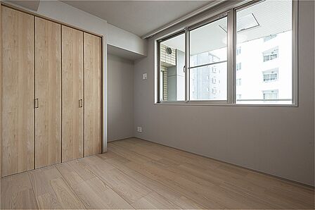 約5.5帖の洋室です。シンプルな内装で、お好きなインテリアを楽しめます。書斎や趣味部屋などにもご活用いただけます。
