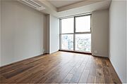 約7.1帖の洋室。シンプルな内装のため、様々な家具と調和します。お好みのお部屋作りが楽しめそうです。フローリング仕様につき、日々のお手入れもしやすいです。