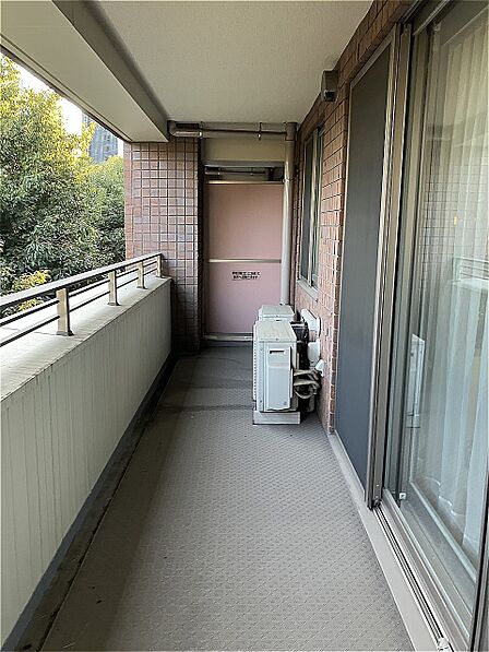 たっぷりの陽光が差し込む南向きバルコニー。天気のいい日には洗濯物がすっきりと乾きそうです。2.09?のトランクルームが備わっており、アウトドア用品や大きな荷物の保管場所としても役立ちます。