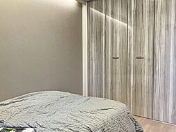 収納スペースが設けられているので、収納家具を最小限に抑え、住空間を広く有効に使えます。フローリング仕様で日々のお手入れがしやすいです。