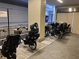 雨風の影響を受けにくい、屋根付きの駐輪場です。空き状況はお問合せください。