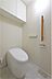 トイレ：スタイリッシュな印象のトイレです。背面に吊り戸棚があり、トイレットペーパーのストックや掃除用具の収納に便利。1年中快適に使用できる温水洗浄便座付きです。