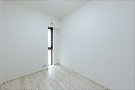 玄関からアクセスしやすい、約5.0帖の洋室です。壁面が多く、机やベッドなどの家具を壁付けで配置しやすいです。子ども部屋や寝室、書斎などマルチに活用できます。