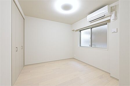 約6.3帖の洋室は広さにゆとりがあり、主寝室としてもおすすめです。窓は腰高窓のため壁面が多く、ベッドや机などの家具が配置しやすいです。