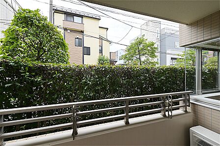 折り畳みできる物干し金物付きのバルコニー。1階部分につき、階下への生活音を気にせず暮らせます。※眺望は将来にわたって保証するものではありません。