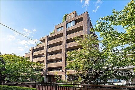 東急田園都市線「用賀」駅まで徒歩9分。複数駅・複数沿線が利用可能で、通勤や通学だけでなく、休日のお出掛けにも便利な立地です。