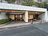 エントランス：エントランス入口には屋根がありますので、雨の日も慌てずに傘をさすことができます。オートロック・TVモニター付きインターホンを採用しています。