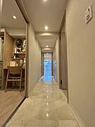 【廊下】LDKへと続く廊下です。洗面所は玄関からLDKへの動線上に配置されており、帰宅時の手洗いもスムーズに行えます。防災グッズや掃除用品などをしまえる収納付き。