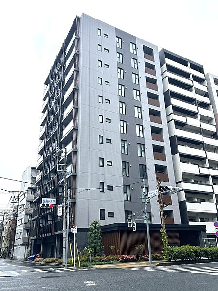【現地外観写真】2018年7月築、鉄筋コンクリート造11階建マンション。総戸数は60戸です。東京ソラマチまで徒歩9分(約700m)など、周囲に買い物施設が充実しています。