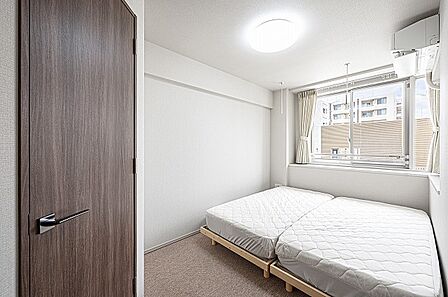 【洋室/約6.5帖】ベッドを置いてもゆとりがあり、主寝室としての利用もおすすめ。カウンター付きのため、お気に入りの小物などを飾ることができます。
