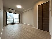【LDK】リビング壁面には、生活用品や家族共用の物を整理できる収納が用意されており、住空間をすっきりと保つことができます。