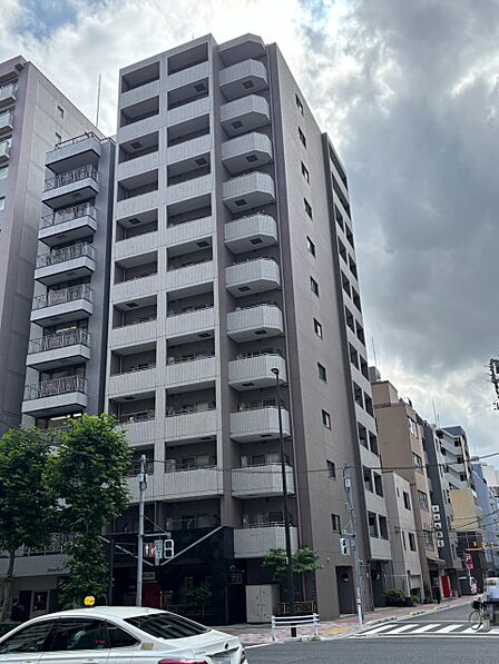 【外観写真】東向きバルコニーに面しており、午前中から陽光が差し込みます。浴室は1216サイズ。雨の日や夜間の洗濯乾燥に便利な浴室乾燥機が備わっています。
