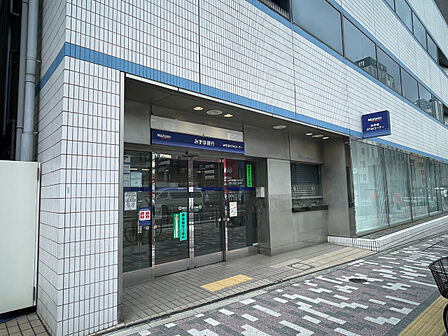 【みずほ銀行ATM(浅草千束通り出張所)】徒歩2分。平日6:00~深夜2:00まで利用できるので、お仕事帰りや急な入用の際にも便利です。Pay-easyにも対応されています。