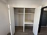 収納：【洋室/約6.5帖】壁一面に収納が備わっており、衣類や生活用品などをたっぷりと保管できます。収納家具の配置を最低限に、居住空間を広く使用できそうです。