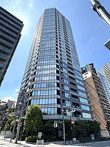 外観：【現地外観】東京メトロ千代田線「根津」駅まで徒歩6分、「湯島」駅まで徒歩7分、JR山手線・JR京浜東北線「上野」駅まで徒歩10分の立地です。