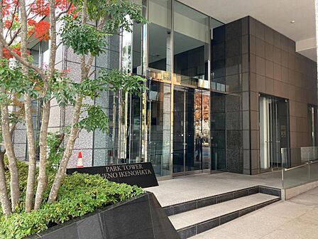 【エントランス】ホテルのようにスタイリッシュな外観。美しい植栽が出迎えてくれます。大切なペットと暮らせるマンションです(細則有り)。