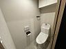 トイレ：【トイレ】清潔に利用できる温水洗浄機能付きトイレです。上部には収納棚が設置されており、トイレットペーパーや掃除用品を収納することができます。