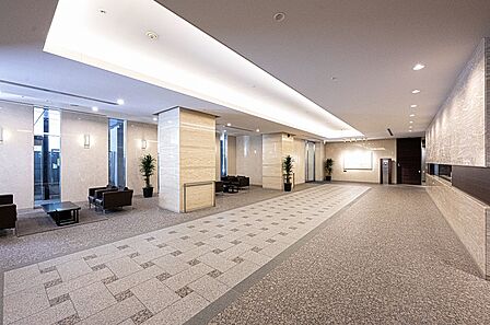 折り上げ天井が施された、開放的なエントランス。ソファーとテーブルが配置され、待ち合わせの際や打合せなどに、利用することができます。