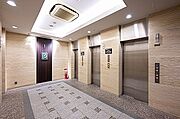 複数台のエレベーターが設置されています。お買い物やお仕事帰りに重い荷物を持っていても、エレベーターを利用して、13階のお部屋までスムーズに移動することができます。