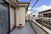 【バルコニー】2つの洋室から出入りできる2階バルコニーです。南向きのため陽当たりがよく、晴れた日には洗濯物がカラッと乾きそうです。